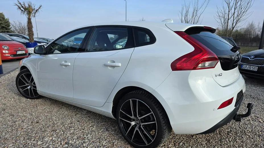 VOLVO V40 -
