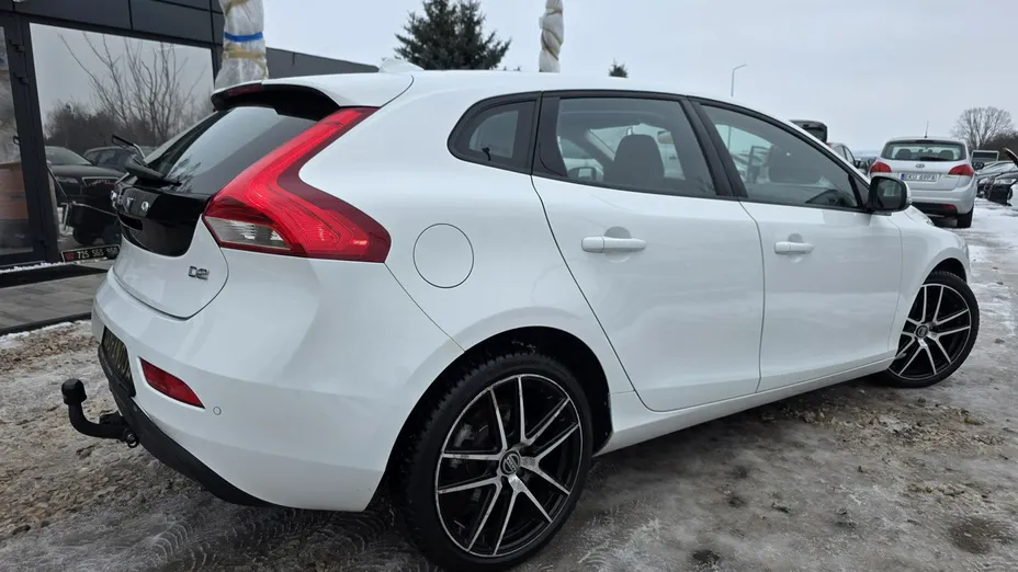 VOLVO V40 -