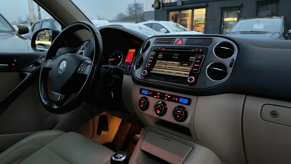 VOLKSWAGEN Tiguan -