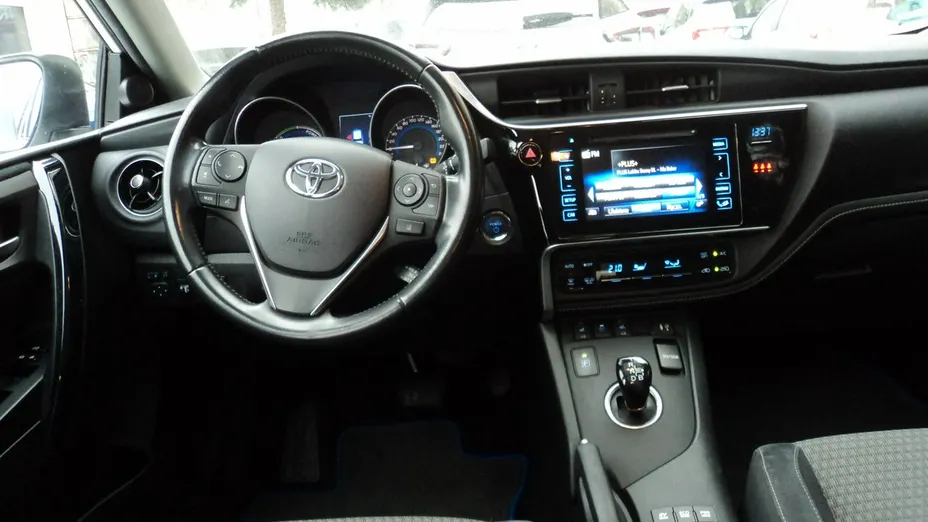 TOYOTA Auris -