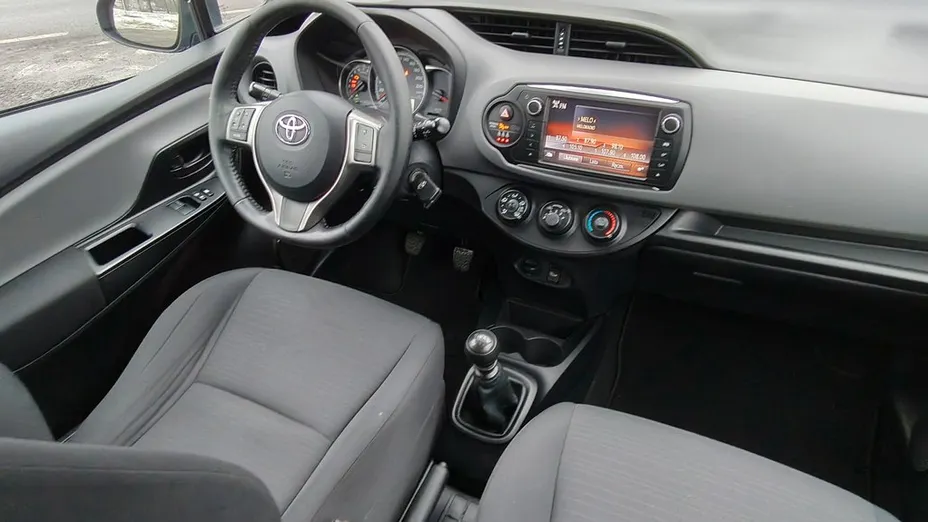 TOYOTA Yaris -