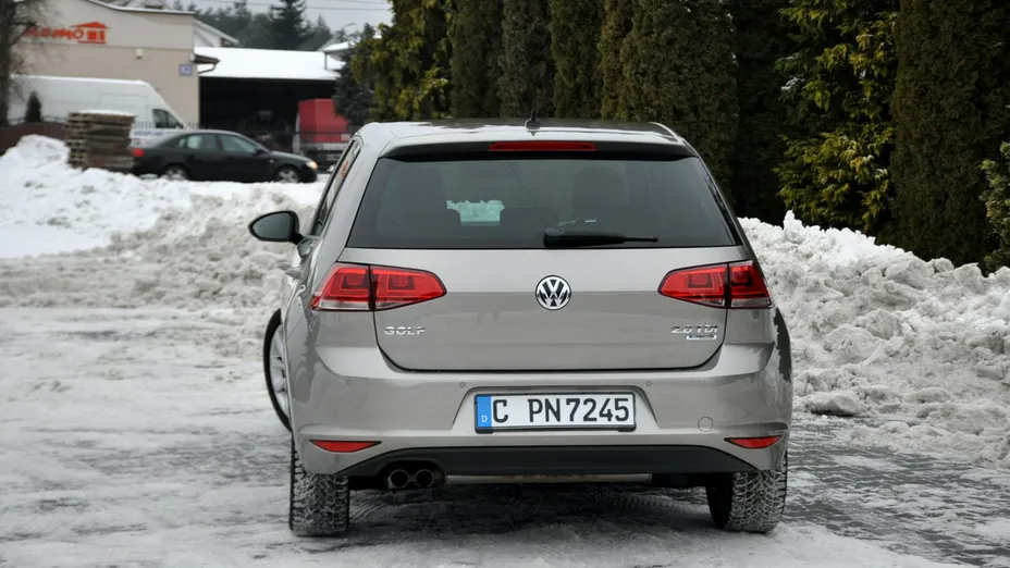 VOLKSWAGEN Golf -