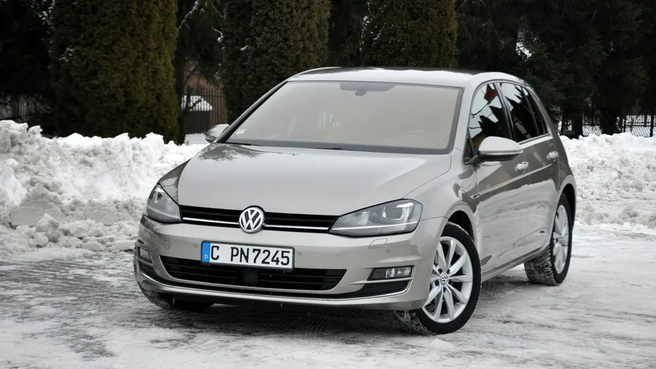 VOLKSWAGEN Golf -