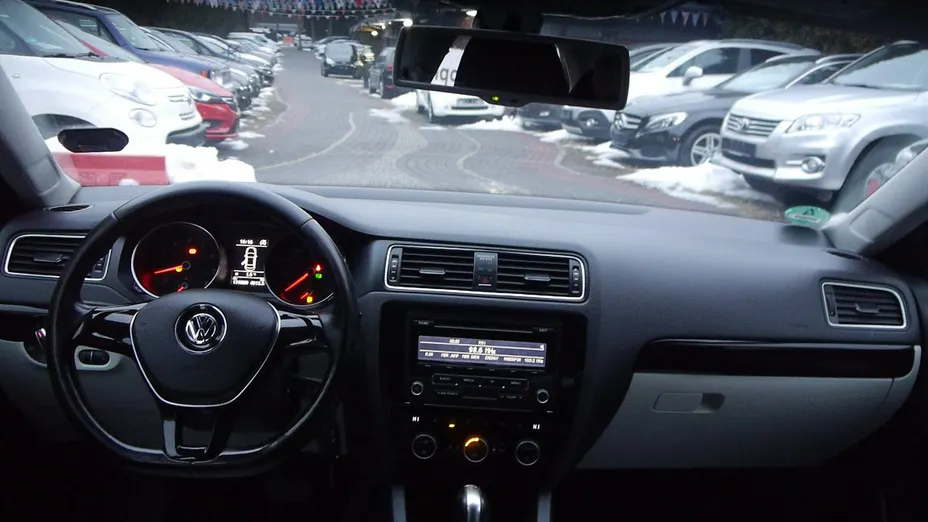 VOLKSWAGEN Jetta -