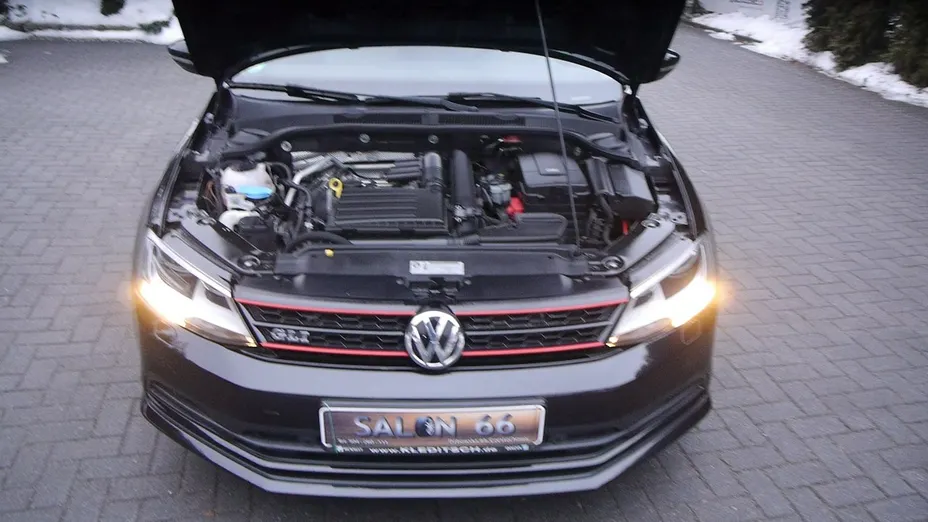 VOLKSWAGEN Jetta -