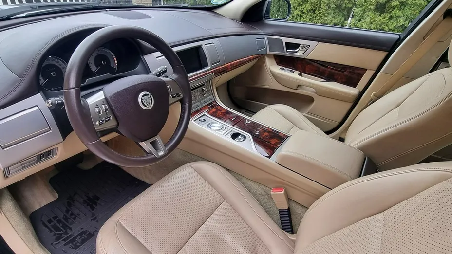 JAGUAR XF -