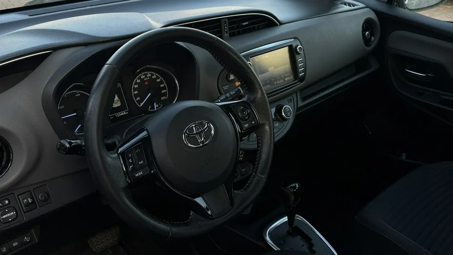 TOYOTA Yaris -