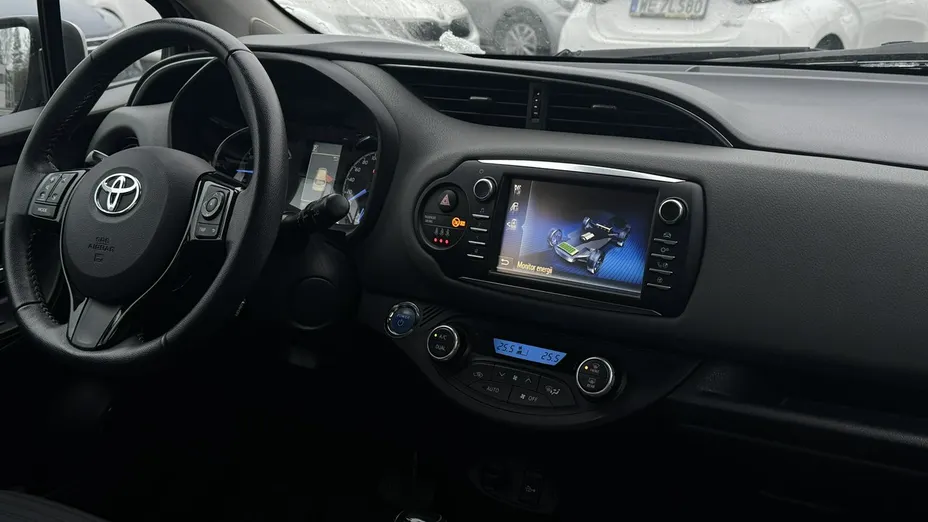 TOYOTA Yaris -
