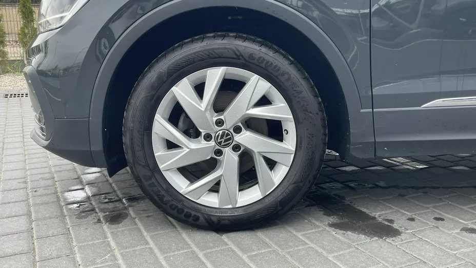 VOLKSWAGEN Tiguan -