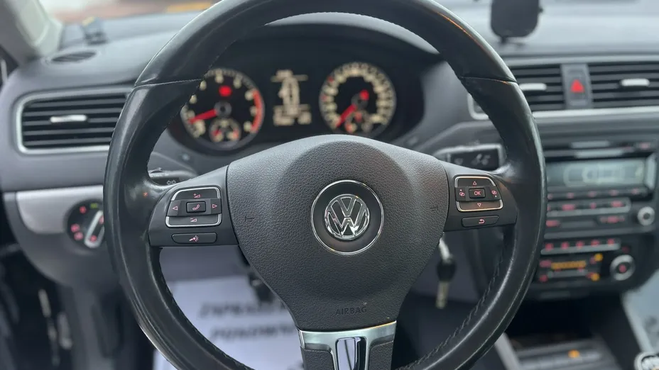 VOLKSWAGEN Jetta -