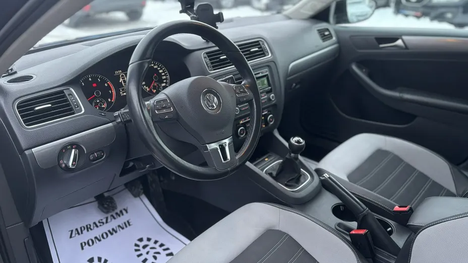 VOLKSWAGEN Jetta -