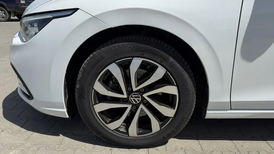 VOLKSWAGEN Golf -