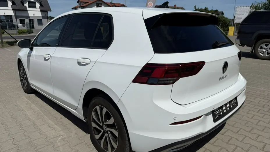 VOLKSWAGEN Golf -