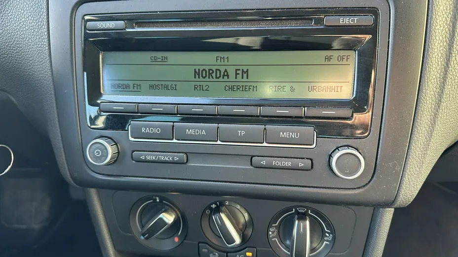 VOLKSWAGEN Polo -