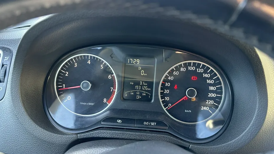 VOLKSWAGEN Polo -