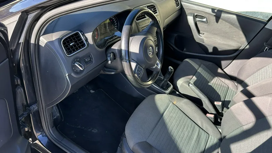 VOLKSWAGEN Polo -