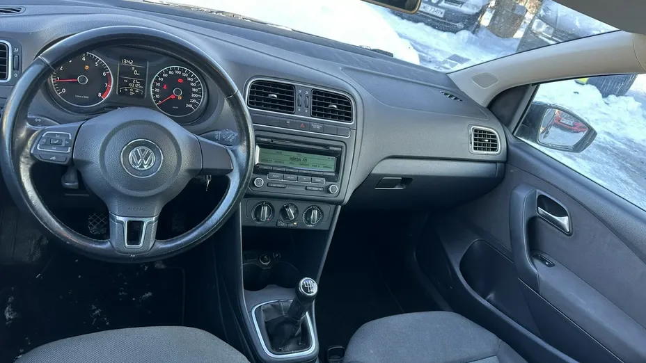 VOLKSWAGEN Polo -