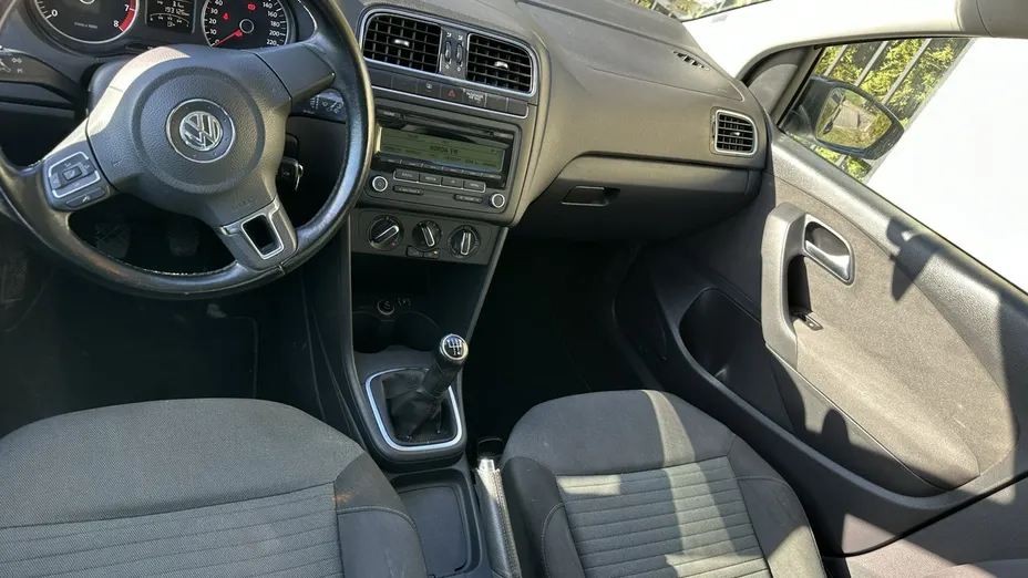 VOLKSWAGEN Polo -