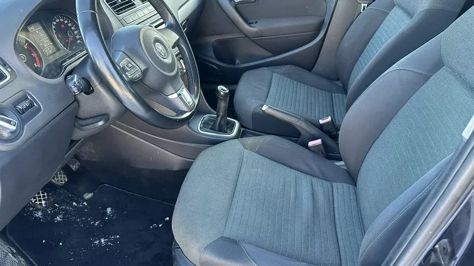 VOLKSWAGEN Polo -