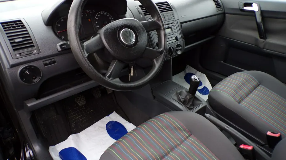 VOLKSWAGEN Polo -
