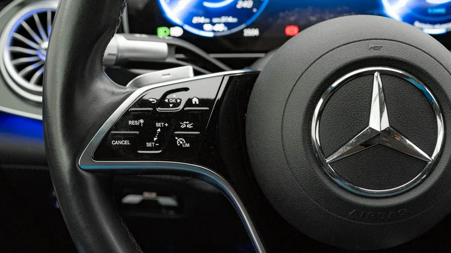 MERCEDES-BENZ EQS -