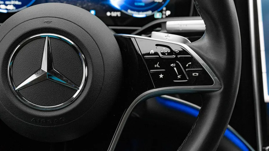 MERCEDES-BENZ EQS -