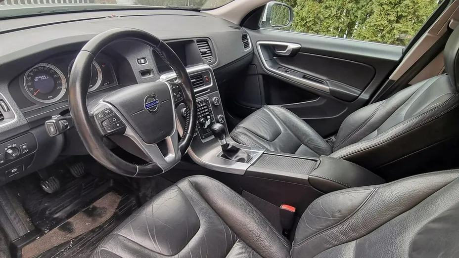 VOLVO V60 -