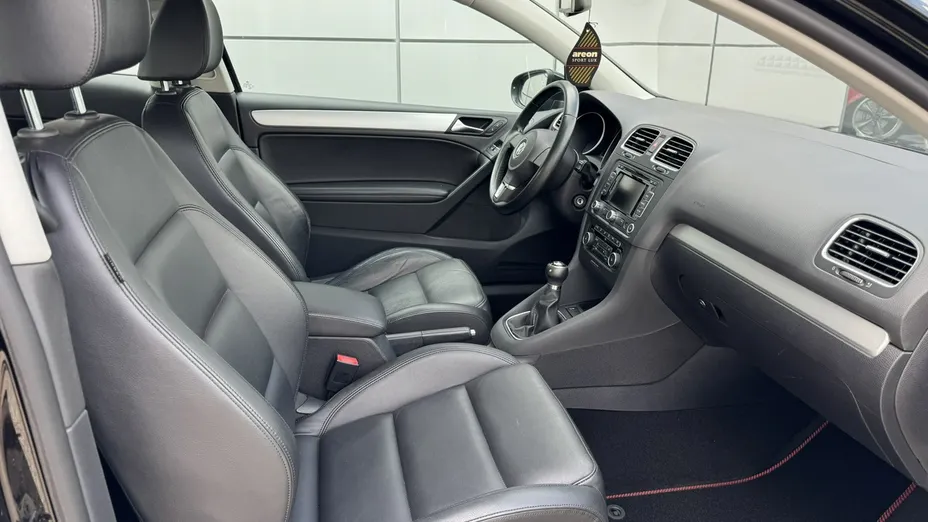 VOLKSWAGEN Golf -