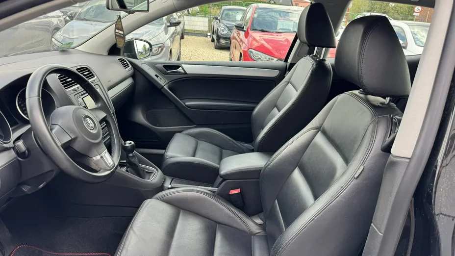 VOLKSWAGEN Golf -
