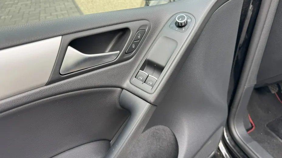 VOLKSWAGEN Golf -