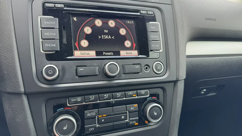 VOLKSWAGEN Golf -