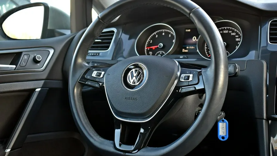 VOLKSWAGEN Golf -