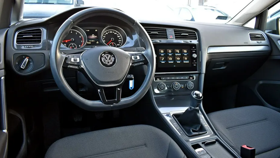 VOLKSWAGEN Golf -