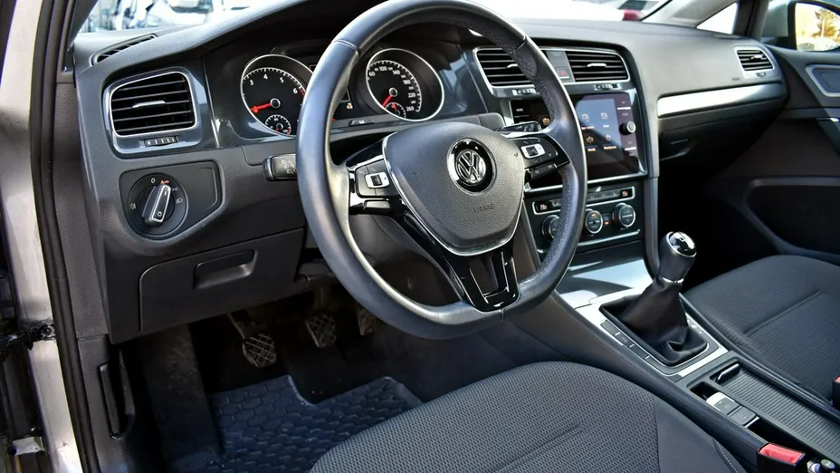 VOLKSWAGEN Golf -