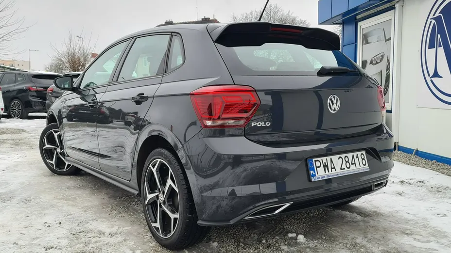 VOLKSWAGEN Polo -