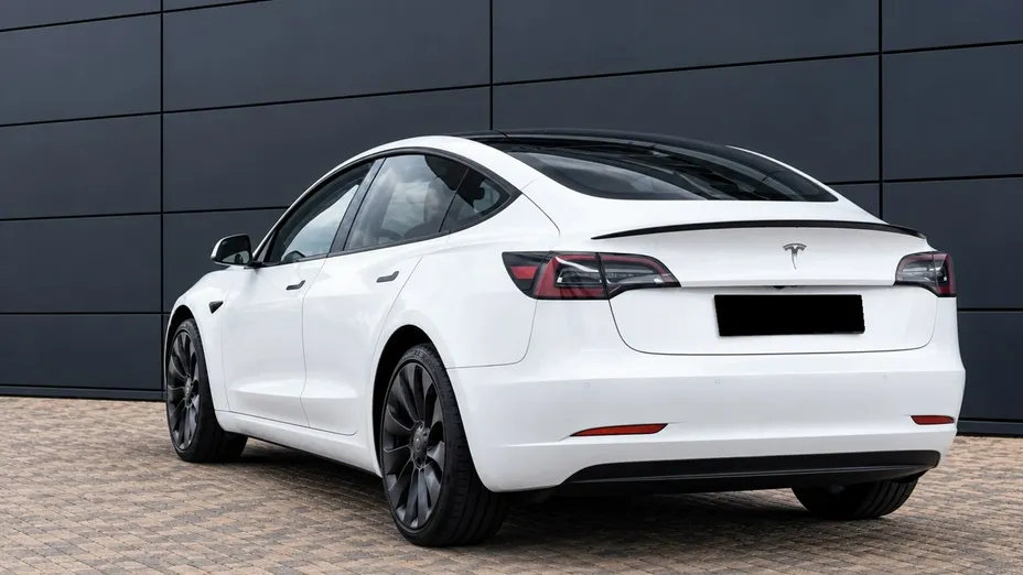 TESLA Model 3 -