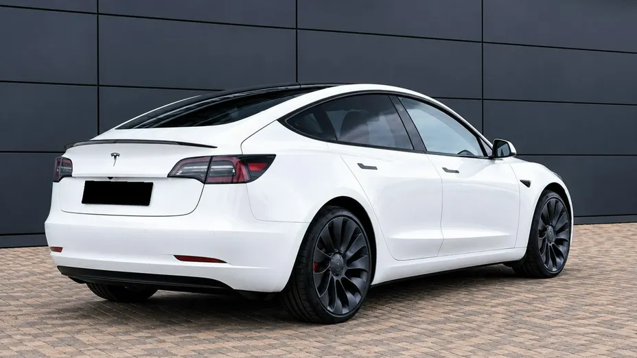 TESLA Model 3 -