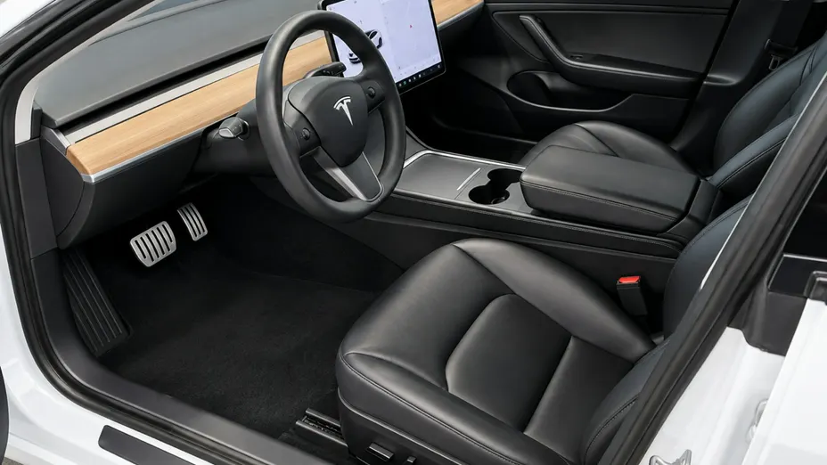 TESLA Model 3 -
