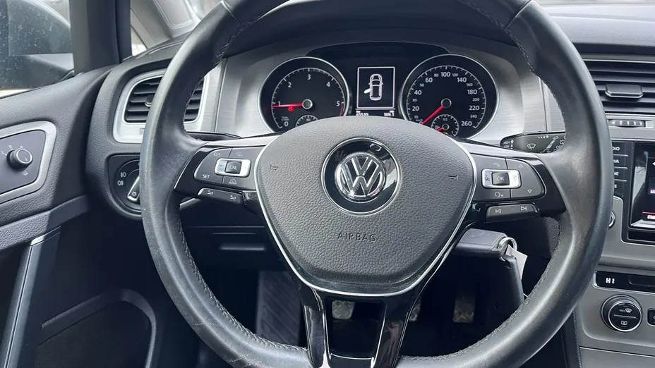 VOLKSWAGEN Golf -