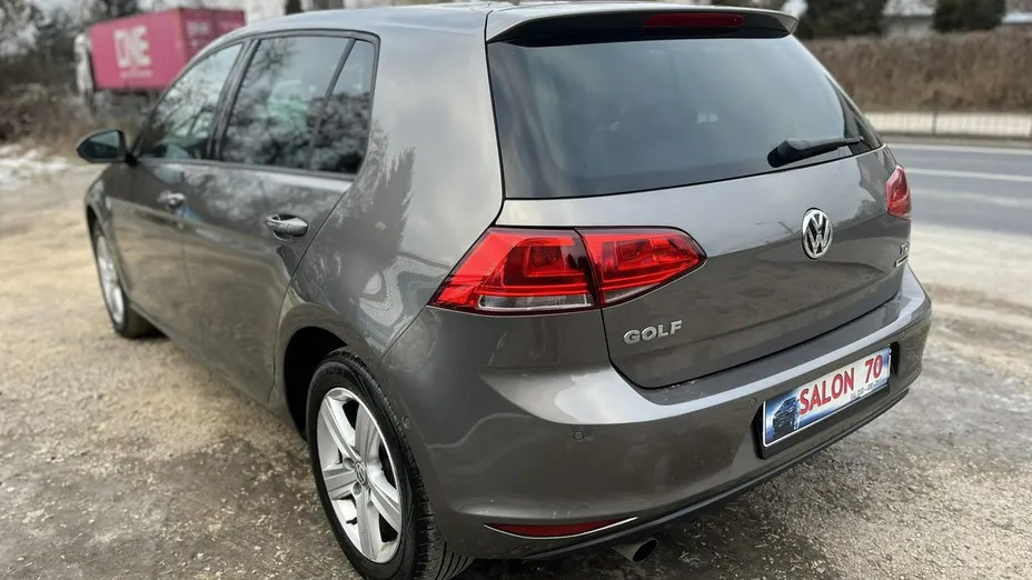 VOLKSWAGEN Golf -