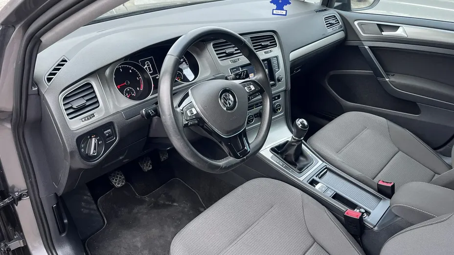 VOLKSWAGEN Golf -