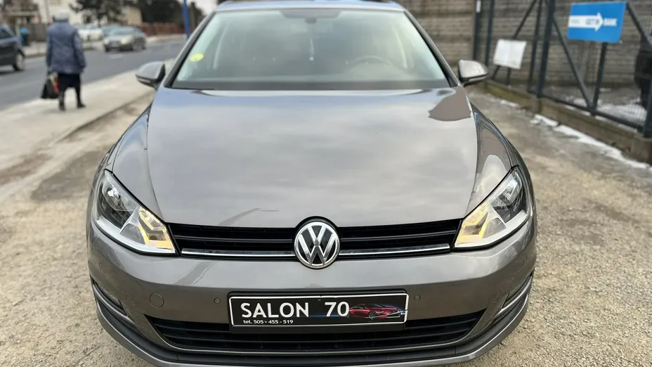 VOLKSWAGEN Golf -