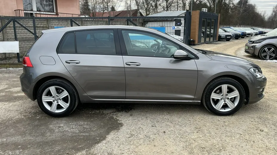 VOLKSWAGEN Golf -