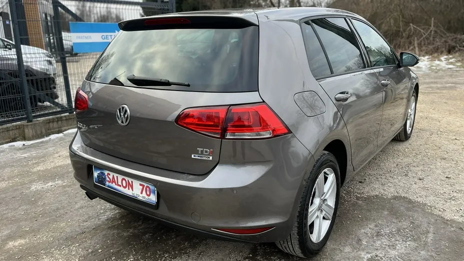 VOLKSWAGEN Golf -