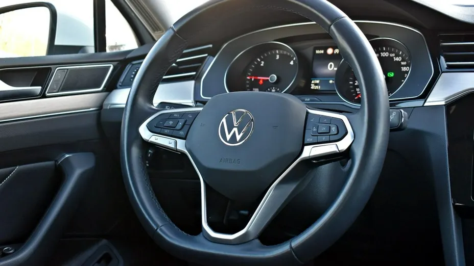 VOLKSWAGEN Passat -