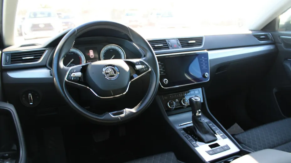SKODA Superb -