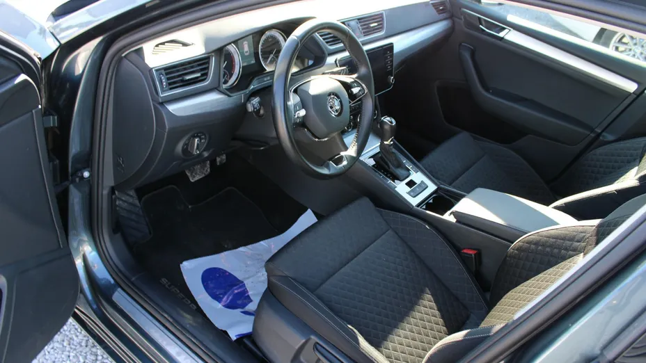 SKODA Superb -