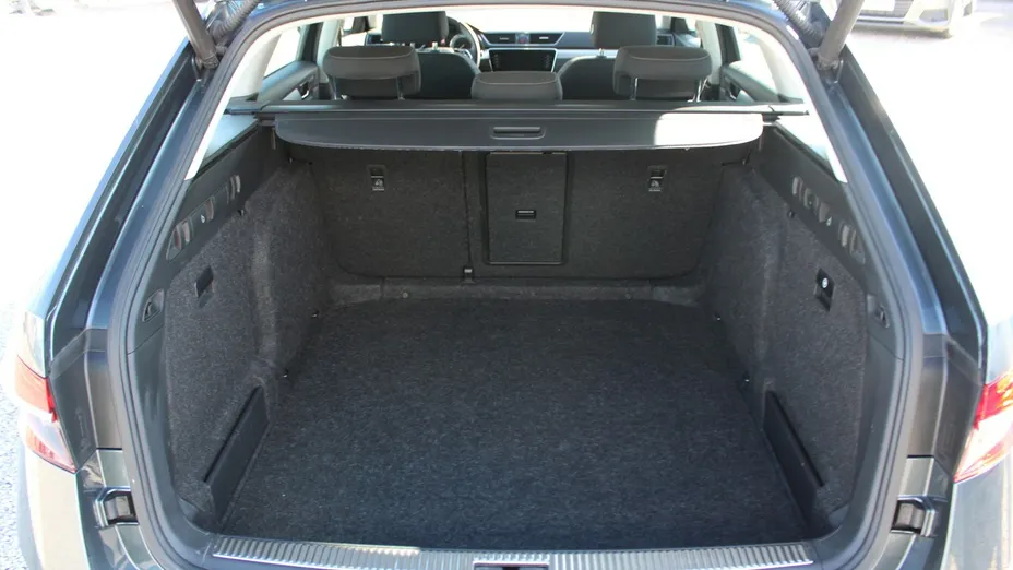 SKODA Superb -