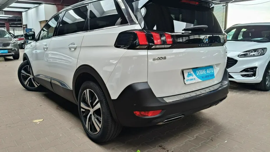 PEUGEOT 5008 -
