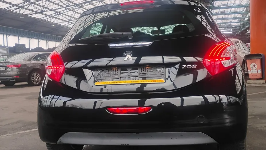 PEUGEOT 208 -